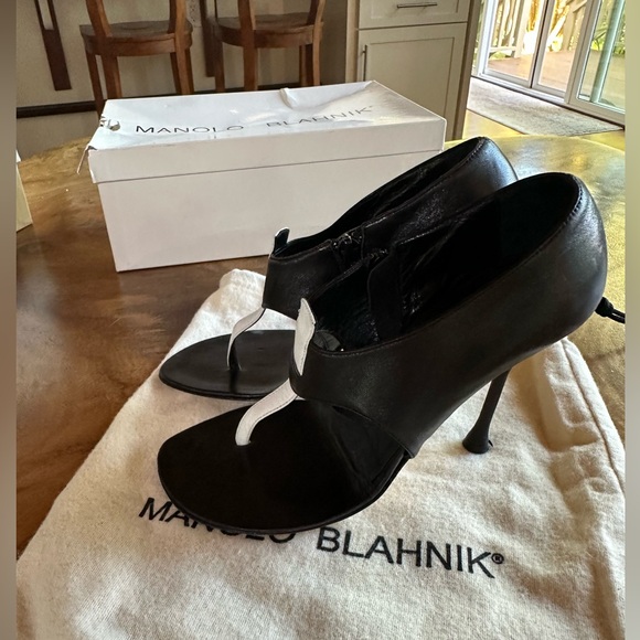 Manolo Blahnik Black Open-Toe Heels with White Leather Strip. Size 35.5 - Picture 2 of 10